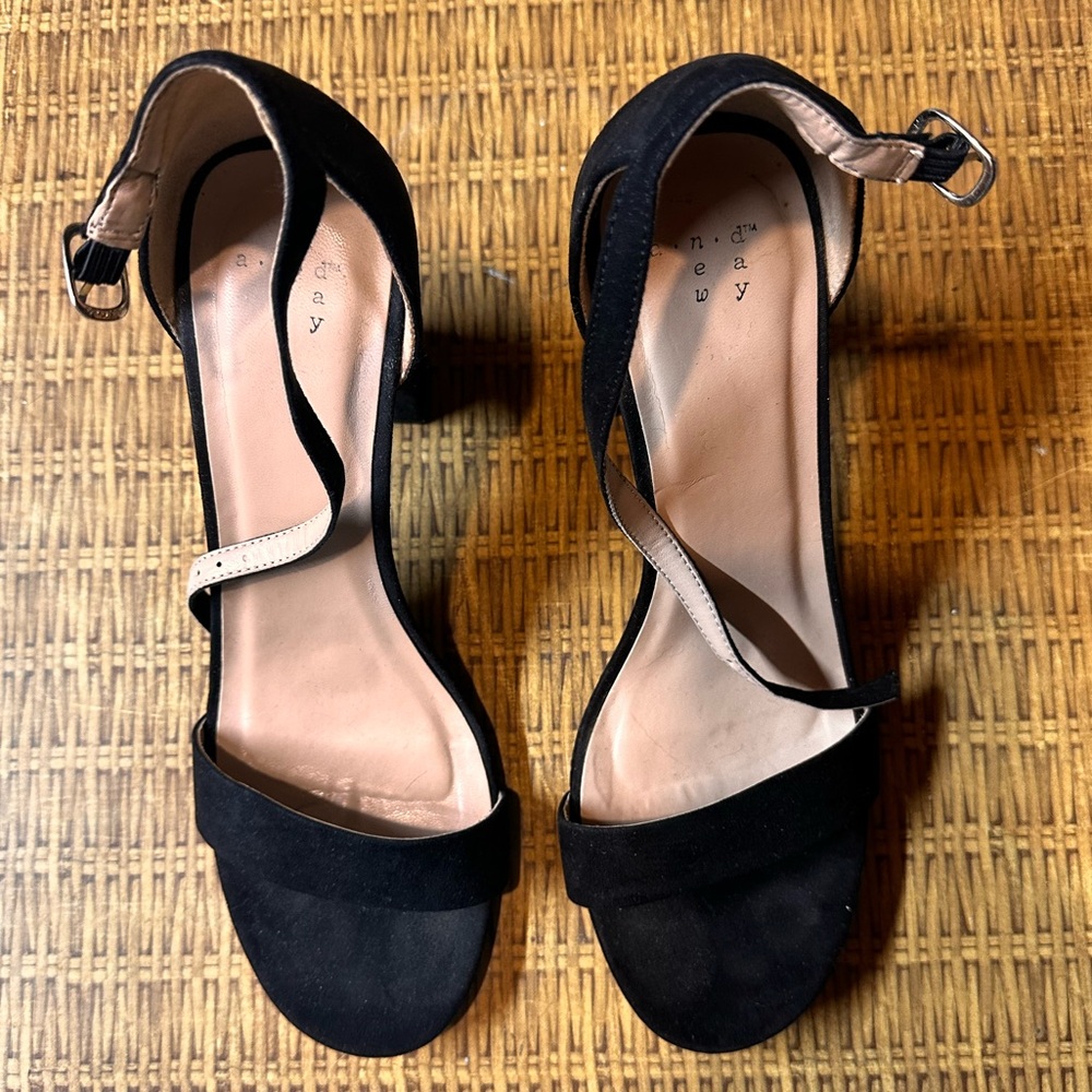 EUC 4 inch heel sandals